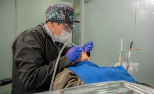 “Evaluación odontológica para determinar si se necesita ortodoncia”. Prioriza fotografías reales de la clínica y su equipo.